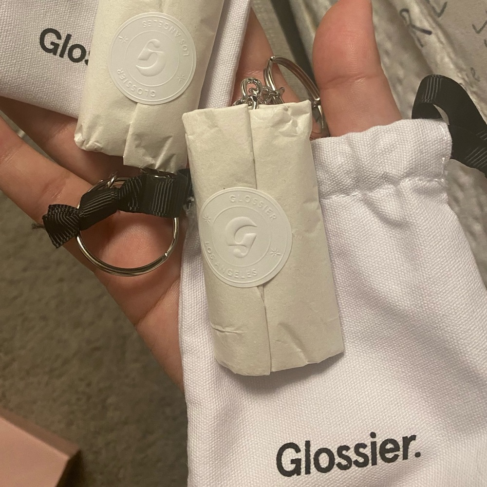 Glossier LA keychain (special edition) - Picture 2 of 3